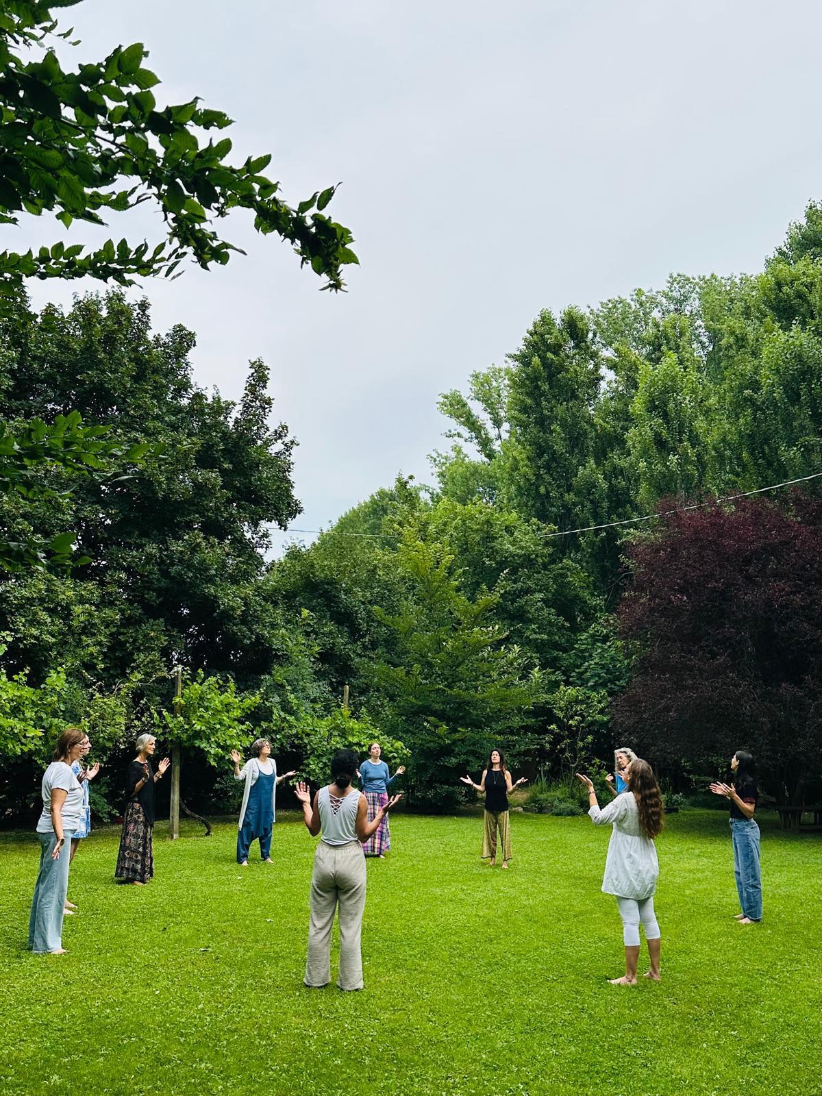 Un gruppo di donne in natura.