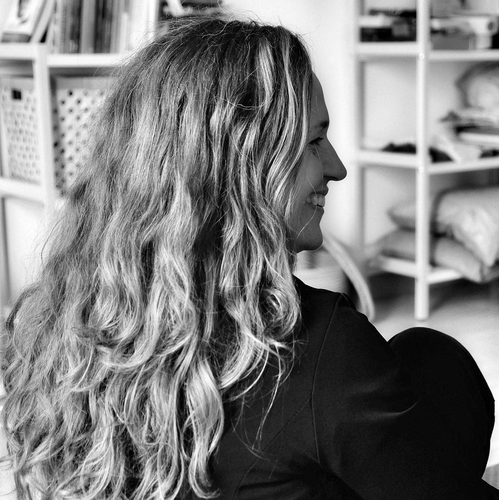 Una donna, sorriso e nuca, in una nuova stagione.