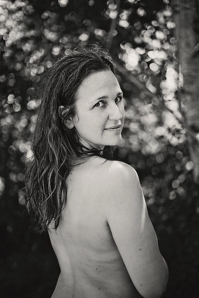 Ritratto di spalle in bianco e nero.