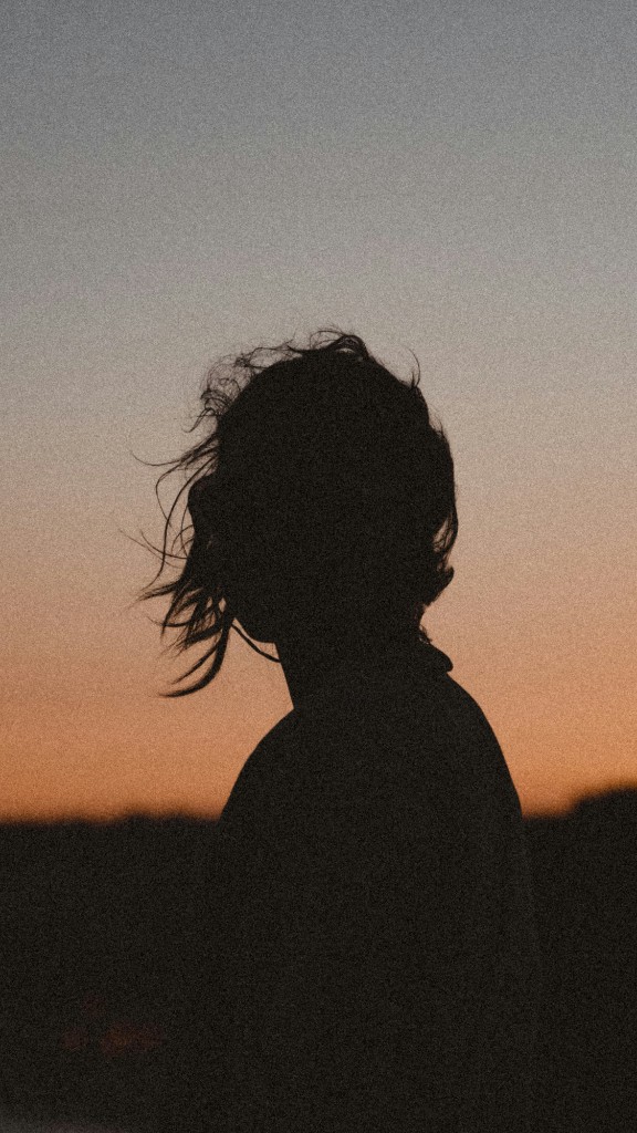Silhouette di una donna al tramonto.