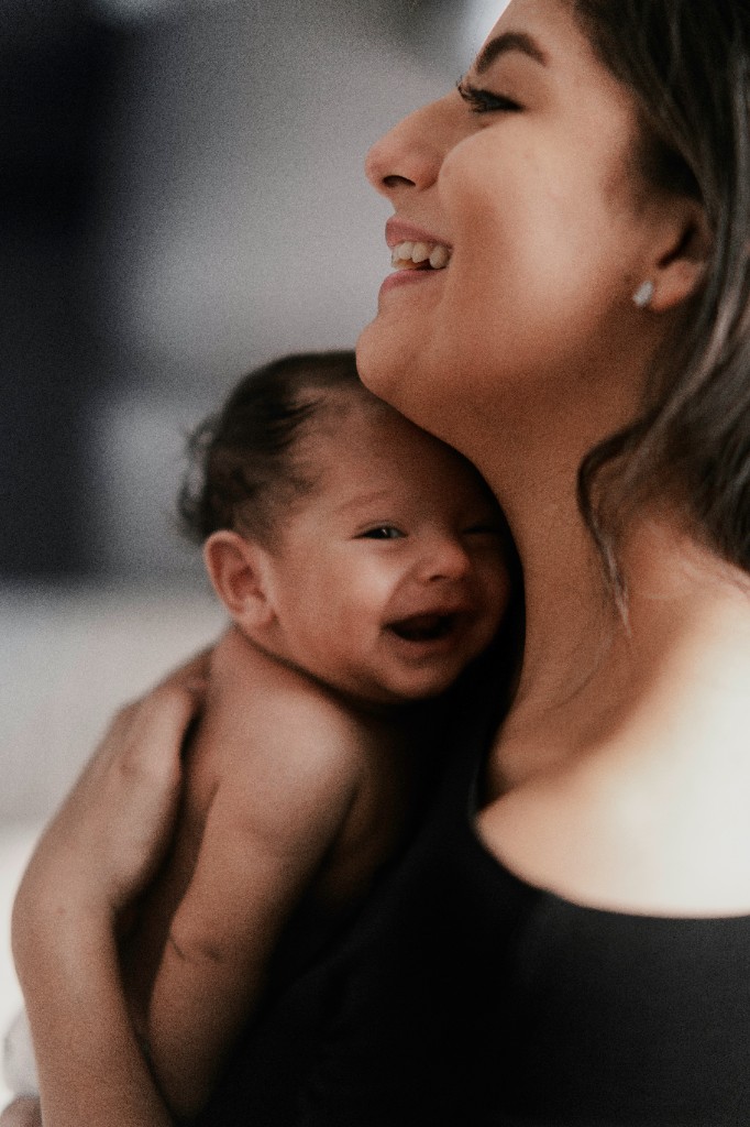 Una madre con il suo bambino.