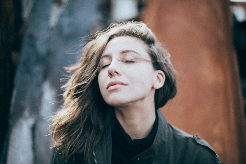Una donna con gli occhi chiusi, nel respiro.