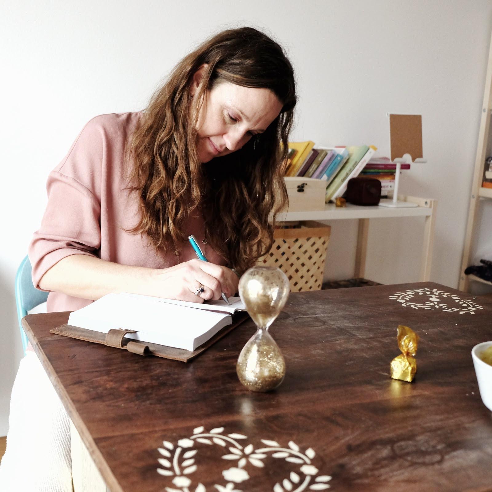 Elena al lavoro, in un momento quotidiano.